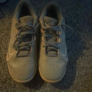 Girls size 6 molded Hyper-diamond softball cleats